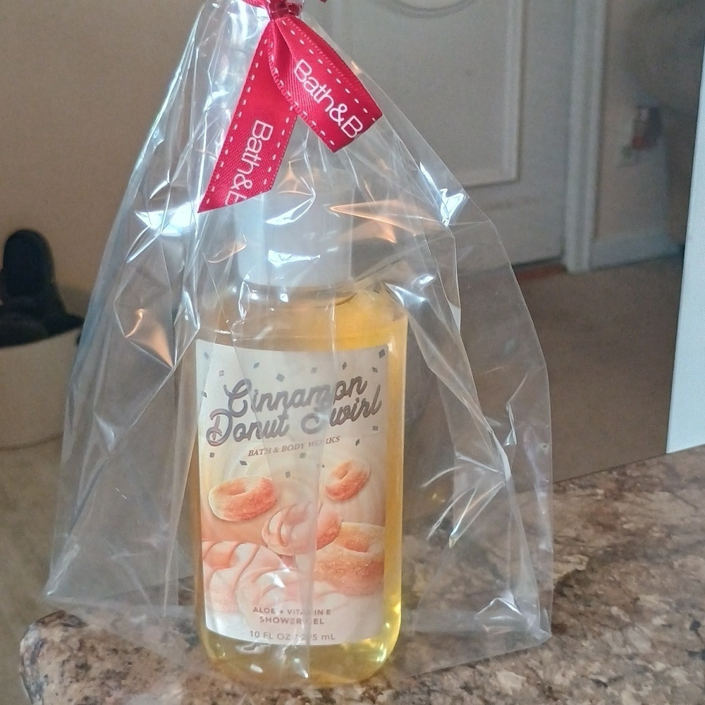 Bath & Body Works Cinnamon Donut Swirl Shower Gel. New.